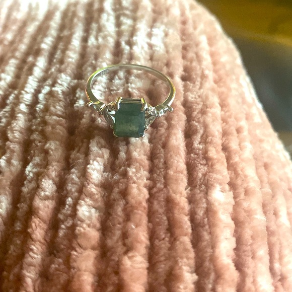 Pretty ring 💍💚 green stone laid on silver ring - Picture 5 of 6